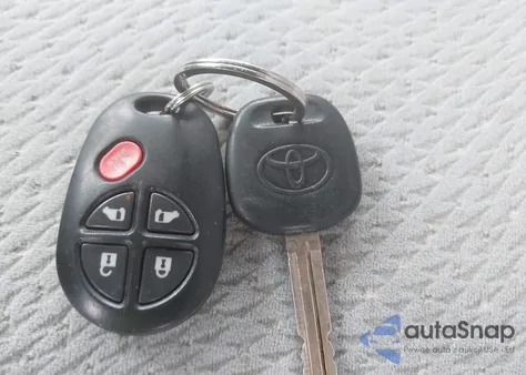 2014 Toyota Sienna Le V6 8 Passenger z USA, uszkodzony, nr VIN 5TDKK3DC8ES515969